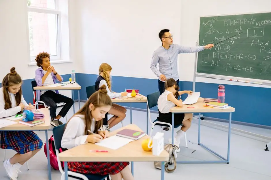 Siswa berdiskusi dalam kelas sekolah favorit yang terjangkau