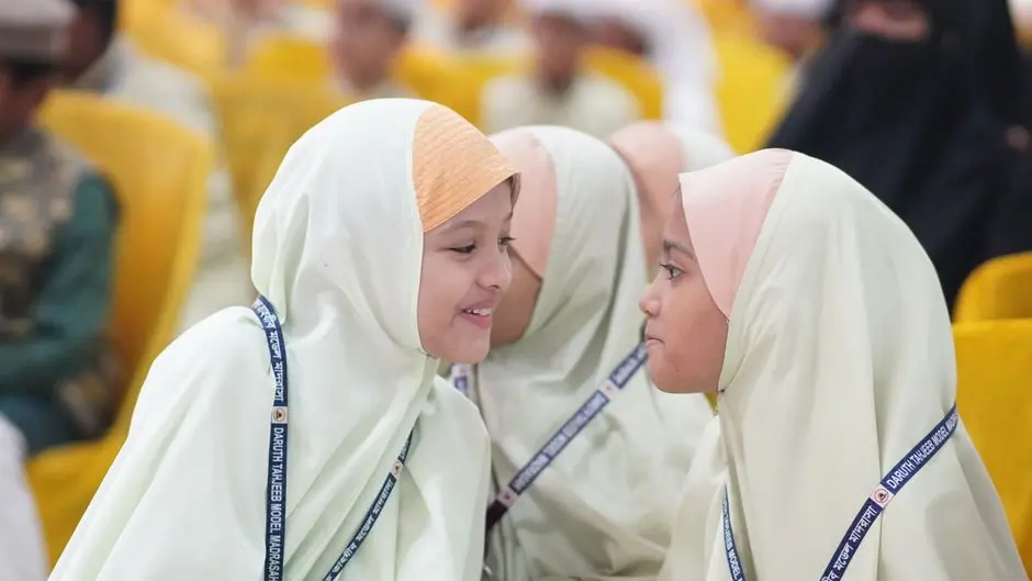Suasana diskusi siswa di ruang kelas sekolah yang nyaman